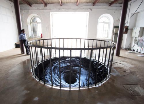 anish-kapoor-water-vortex-descension-kochi-muziris-biennale-designboom-01