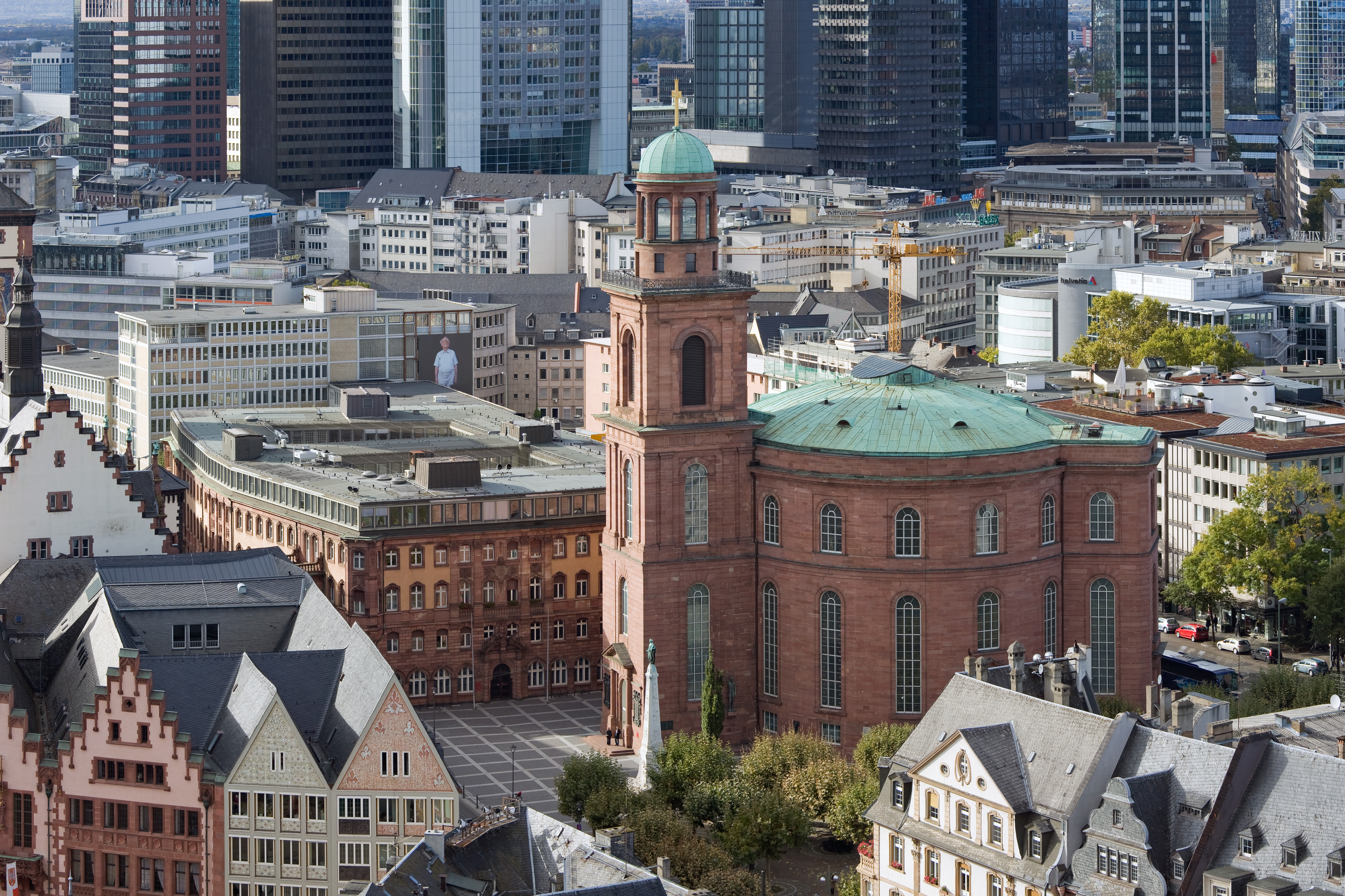 Frankfurt_Am_Main-Paulsplatz_mit_Paulskirche-Ansicht_vom_Domturm-20101024
