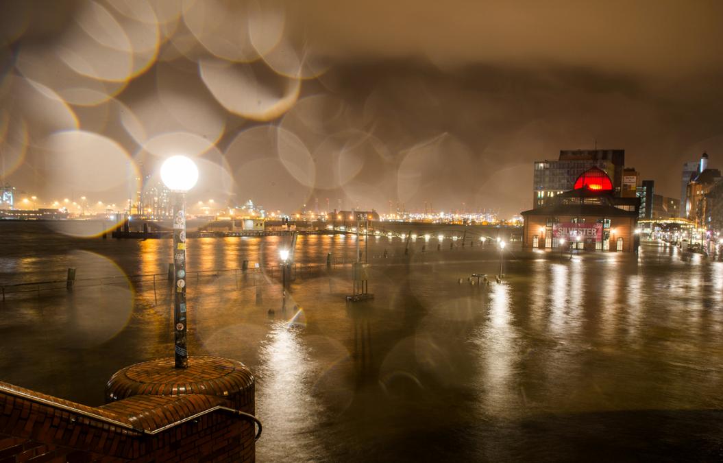 448209514-sturmflut-in-hamburg-mljmvaqtfef