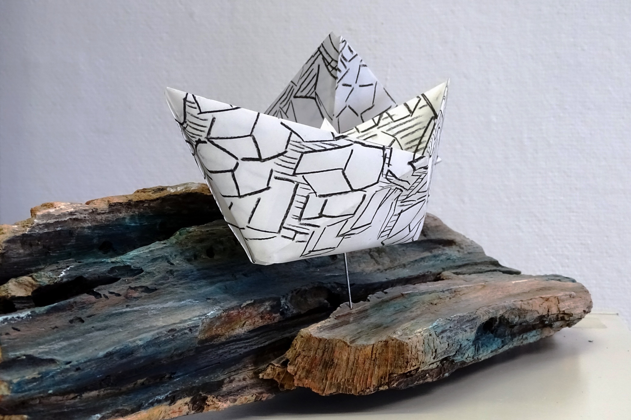 unbekannter Künstler, Installation auf Treibholz